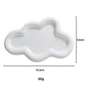 Detailansicht der weißen unregelmäßigen Wolken-Schmuckschale mit 10,3 cm Abmessungen - Wolke / Weiß