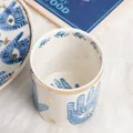 Tazza in ceramica con bordo dorato e motivo mano di Hamsa blu su sfondo in pelliccia bianca - Mano di Fatima Solo Corpo Barattolo
