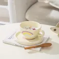 Dettaglio della tazza in ceramica arcobaleno dipinta a mano con piattino e cucchiaio - Giallo Stile B