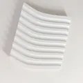 Minimalistisch wit golvend sieradendienblad van hars en decoratief fotorekwisiet - Vierkante Golf