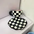 Détail d'un ensemble tasse à café et soucoupe en céramique au motif à damier noir - Tasse Et Soucoupe à Damiers Noir Et Blanc