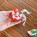 Ornamento creativo a forma di fragola in resina con rilievo d'angelo e nastro rosso - Stile Angelo Fragola