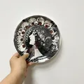 Artistiek keramisch bord met Mucha Zodiac illustratie vastgehouden voor witte muur - Sterrenbeeld Stijl (Stijl 118) / 8 Inch Met Haak