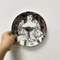 Noords keramisch decoratief bord met een monochroom Art Nouveau vrouwenportret - Bloem Haaraccessoire Portretstijl (Stijl 119) / 8 Inch Met Haak
