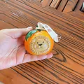 Statuetta di leone arancione in resina con cartellino portafortuna su legno - Stile Leone Arancione