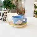 Taza de café de cerámica con nubes azul claro y juego de platillo ondulado verde - Taza Y Platillo Amasados a Mano Nube Azul Claro