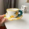 Juego de taza de café y platillo de cerámica con limones y asa verde oscuro - Taza Y Platillo Amasados a Mano Amarillo Limón