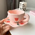 Juego de taza y platillo de cerámica con tulipanes rosas y bordes irregulares retro - Taza Y Platillo Amasados a Mano Tulipán Rosa Crema