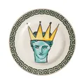 Piatto piano in ceramica classica con ritratto di Poseidone, corona e bordo a greca - Piatto Ritratto Corona Greca (Stile D)