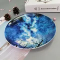 Piatto in ceramica stile nordico con motivi galassia stellata e sagome di alberi neri - Nebulosa