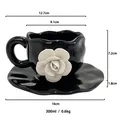 Dettaglio di una tazzina da caffè 300ml in ceramica nera con rosa 3D e piattino ondulato - 300ml / Tazza e Piattino Rosa Bianca