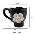 Dettaglio tazza in ceramica nera 420ml con fiore di camelia 3D e specifiche dimensioni - 420ml / Tazza Alta Rosa Bianca