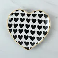 Piatto in ceramica a forma di cuore con motivi neri e bordo giallo per colazione - Piatto in Ceramica Cuori Neri Forma di Cuore
