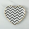Piatto da colazione a cuore in ceramica con motivo a onde bianche e nere e bordo giallo - Piatto in Ceramica Motivo Ondulato Forma di Cuore