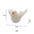 Miniatura di uccello bianco in resina con piume dettagliate e lunghezza di 3,2 cm - Uccello in Posa di Volo / Bianco