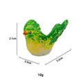 Statuetta in miniatura di uccello in resina verde e gialla con piume dettagliate - Uccello in Posa di Volo / Verde