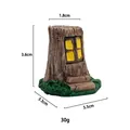 Miniatura casa tronco d'albero in resina con finestre gialle e base in erba verde - Stile Tronco in Piedi / Effetto venatura del legno