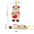 Pendaglio natalizio a orsetto in resina con paraorecchie rossi e sciarpa verde su bianco - Orso con Cuffie Rosse