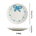 Piatto da colazione in ceramica bianca con fiocco blu e bordo ondulato, diametro 19,6 cm - White Ceramic Plate with Blue 3D Bowknot