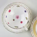 Set tazza e piattino in ceramica con motivi di frutta e bordo dorato elegante - Bordo Loto Porcellana Frutta