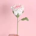 Ramo de rosas de ganchillo hecho a mano con pétalos rosas degradados y hojas - Rosa