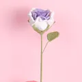Rosa de ganchillo hecha a mano en degradado púrpura y blanco con tallo verde - Púrpura