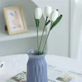 Handgehäkelte weiße Tulpen in blaugrauer geometrischer Glasvase für die Heimdekoration - Weiß