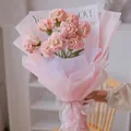 Bouquet di garofani rosa fatti a mano all'uncinetto con fiocco di seta e confezione - Rosa Sfumato