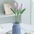 Handgestrickter lila Tulpenstrauß in einer blauen geometrischen Glasvase als Deko - Helllila