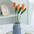Handgefertigter Häkel-Tulpenstrauß in Orange mit drei Stielen in einer blauen Ziervase - Orange