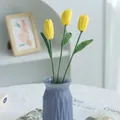 Drei handgemachte gelbe Häkel-Tulpen in Keramikvase für die stilvolle Heimdekoration - Gelb