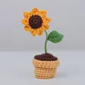 Handgehäkelte Sonnenblume im beige gestrickten Topf für dekorative Tischgestaltung - Sonnenblume