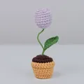 Handgehäkelte lila Tulpe im Topf mit grünen Blättern und gestrickter Textur - Helllila Tulpe