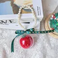 Weihnachtsanhänger mit gestricktem Apfel in Acrylkugel mit Perlen und grünem Schleife - Fertiges Weihnachtsapfelprodukt