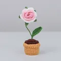 Handgehäkelte Rosen-Topfpflanze aus rosa-weißem Garn für Tischdekorationen - Rosa Farbverlauf Rose