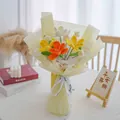 Handgestrickter Tulpenstrauß in Gelb und Orange, elegante Geschenkverpackung mit Seidenband - Gelb