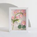 Rosas de ganchillo hechas a mano en marco blanco para decoración del hogar y regalos - No Me Olvides Rosa / Rosa