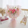 Handgefertigter Häkel-Tulpenstrauß in rosa und weißer Verpackung für Feiertagsgeschenke - Rosa