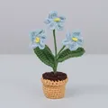 Handgehäkelte Topfpflanze mit drei hellblauen Blumen und kleinem braunem Sockel - Blaues Vergissmeinnicht