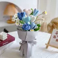Handgestrickter Häkel-Blumenstrauß mit Herzen und Tulpen als Valentinstagsgeschenk - Blau