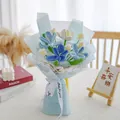 Handgefertigter Häkel-Tulpenstrauß in Blau und Weiß mit Just For You Schleifenverpackung - Blau