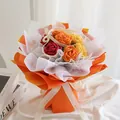 Handgehäkelter Blumenstrauß mit roten, orangefarbenen und gelben Rosen in Geschenkverpackung - Gelbe Serie A