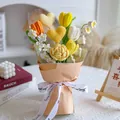Handgefertigter Häkelblumenstrauß mit gelben Rosen und Herzanhänger in Geschenkverpackung - Gelb