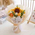 Ramo de flores de ganchillo hecho a mano con girasoles y margaritas en papel de regalo - Serie Amarillo Girasol - Papel de Regalo Incluido