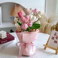 Handgestrickter Blumenstrauß mit rosa Herzen und Tulpen in einer Geschenkbox - Rosa
