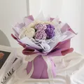 Handgehäkelter Rosenstrauß mit lila und weißen Blumen in eleganter Geschenkverpackung - Lila Serie