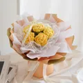 Handgehäkelter Blumenstrauß in Gelb und Weiß mit Liebesbändern und Geschenkpapier - Das Set „yellow Series B“ (7-teiliges Gemischtes Set) Wird Mit Geschenkpapier Geliefert.