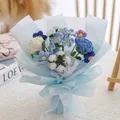 Ramo de flores de ganchillo azul y violeta envuelto en papel de regalo azul claro - Serie Azul No me olvides - Papel de Regalo Incluido