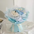 Handgehäkelter Rosenstrauß mit blau-weißen Blumen in eleganter hellblauer Verpackung - Blau-Serie