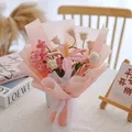 Ramo de lirios de ganchillo rosa y lirios de los valles con papel de regalo mate - Serie Rosa Flor de Tung - Papel de Regalo Incluido